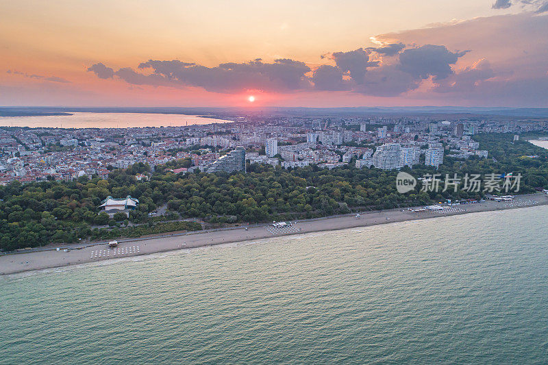 空中无人机的角度布尔加斯、保加利亚、黑海海岸和海洋花园sunseet -(保加利亚:Кадъротдрон,Бургас,България,ЧерномореиМорскаградина)